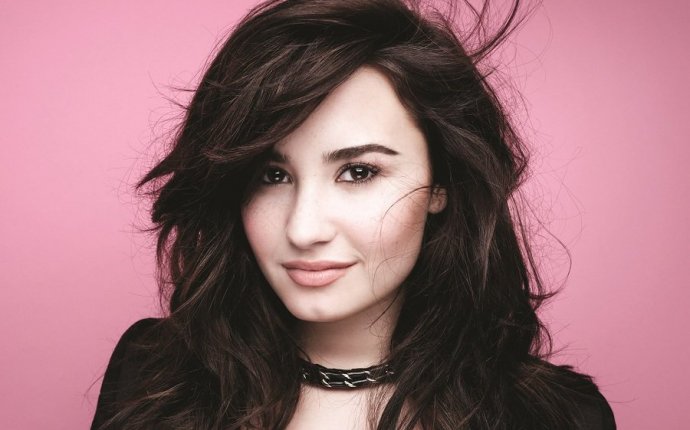 Demi Lovato Biography - Childhood, Life Achievements & Timeline