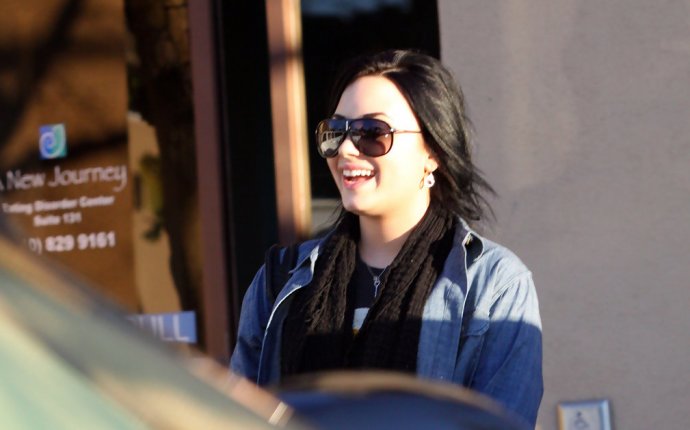 Demi Lovato Photos Photos - Demi Lovato At A New Journey Eating